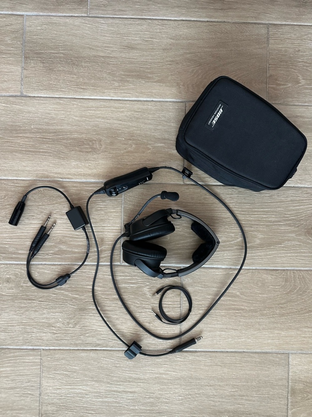Like New Bose A20 aviation headset single prong dual prong adapter with case
